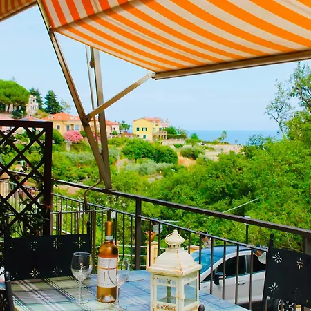 Relax Ad Terrazza E Posto Auto Apartmán Alassio